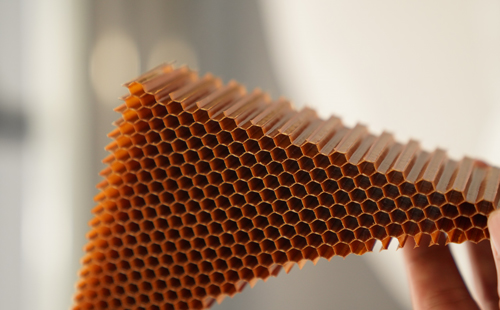 芳纶蜂窝板用振动刀切割的技术应用